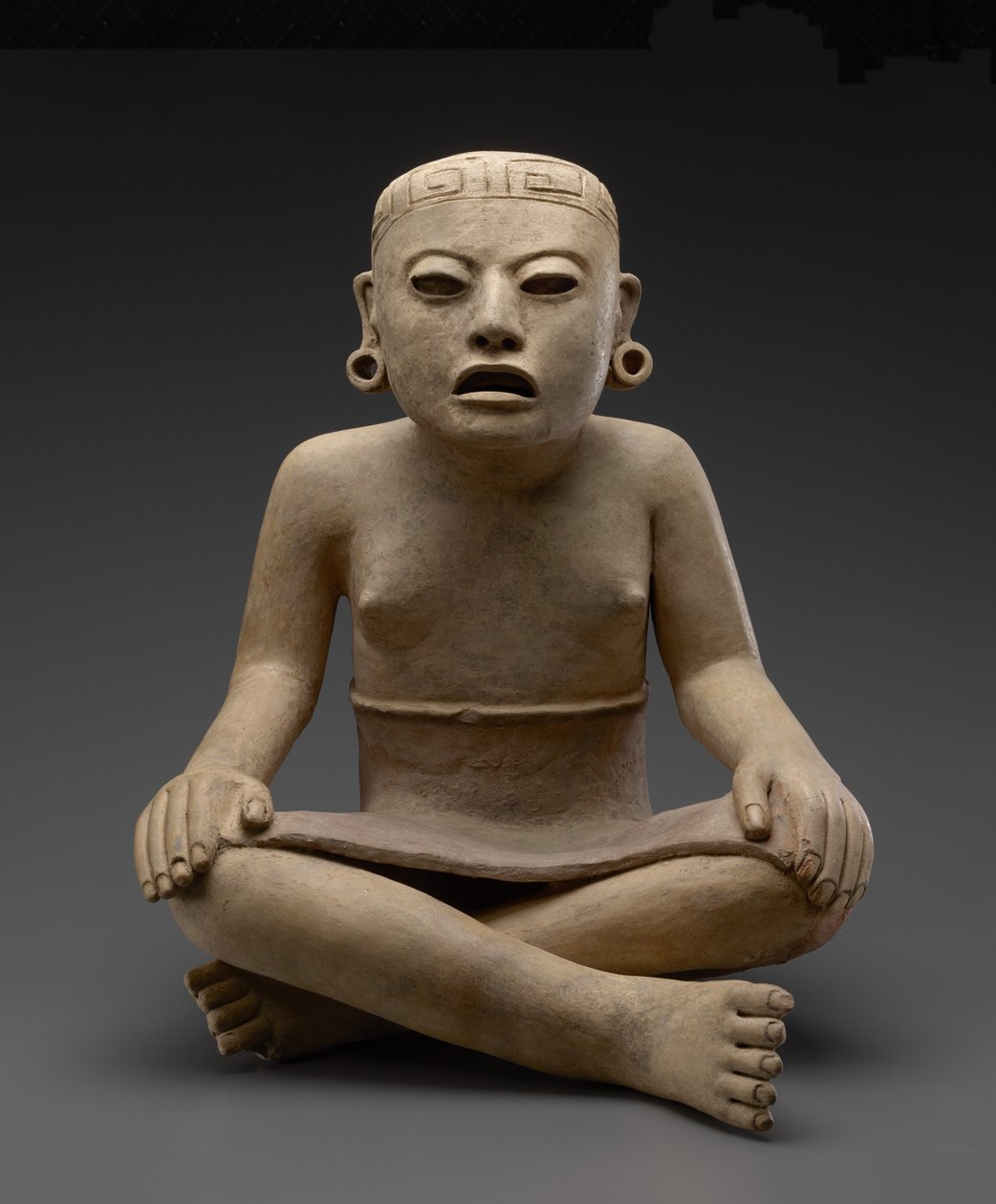 Oturan Kadın, MS 600-900 (toprak ve çok renkli pigment) by Veracruz Gulf Coast Civilisation