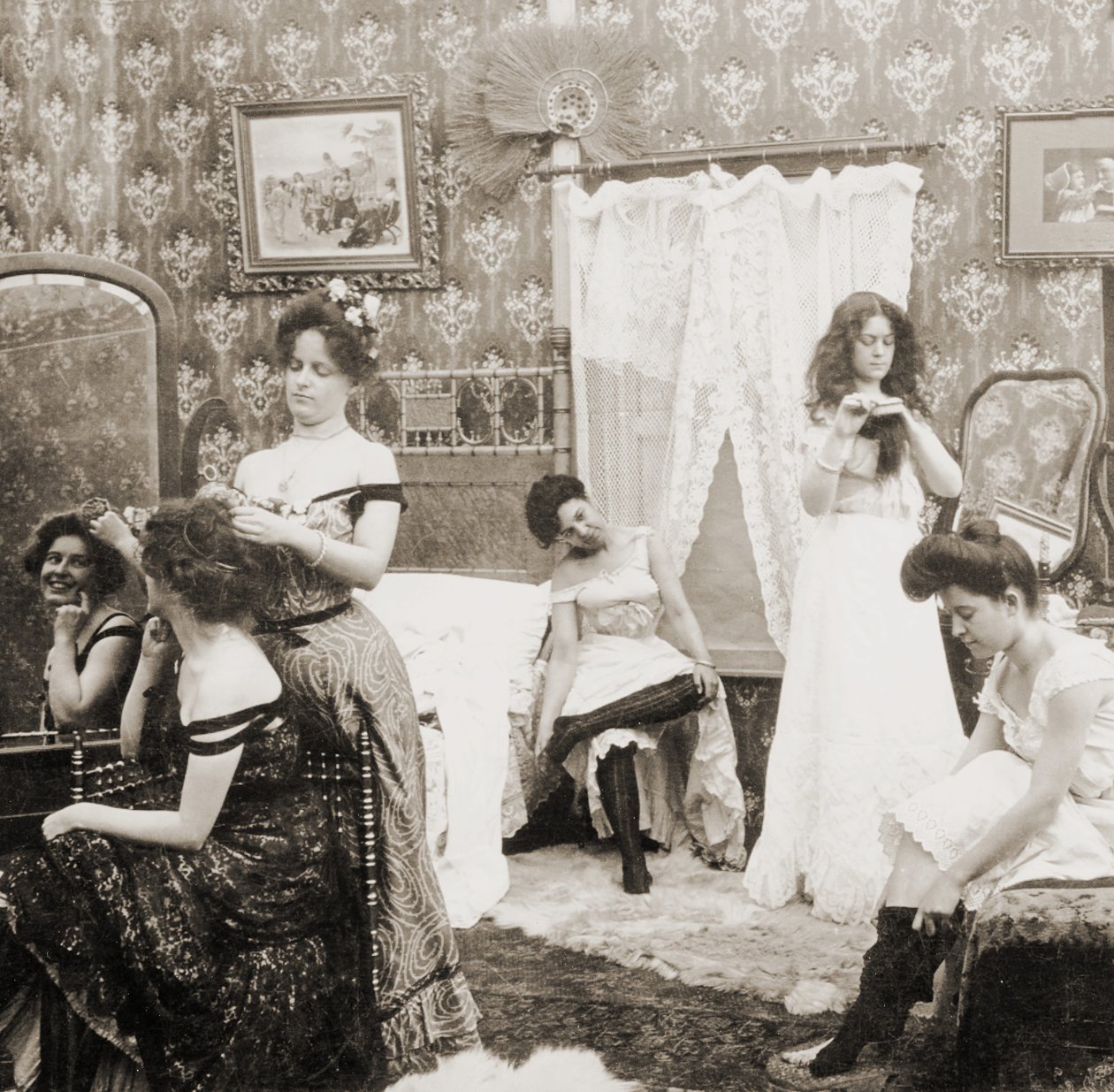 'Balo için Giyinme', c.1900 (sepya fotoğrafı) (ayrıca bkz. 473245) by Vermont, USA H.C. White Company