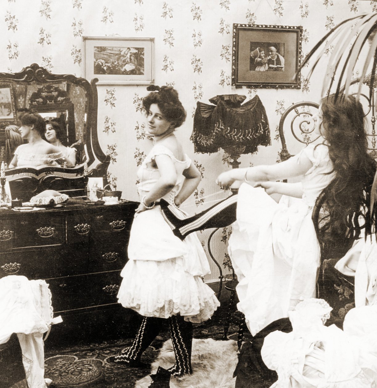 Korse giydirilmiş bir kadını tasvir eden stereoskopik kart, c.1900 (sepya fotoğrafı) (ayrıca bkz. 473243) by Vermont, USA H.C. White Company