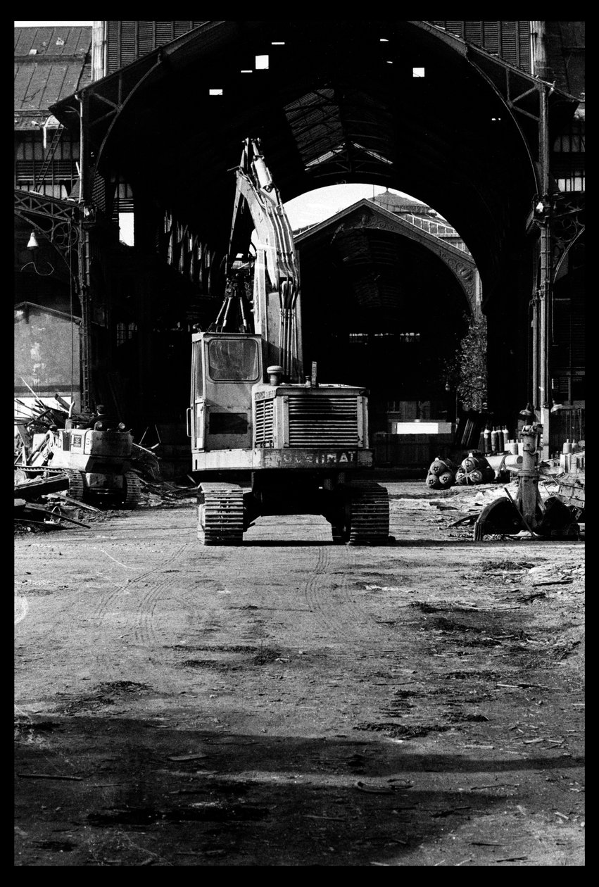 Ağustos 1971'de Paris'teki merkez pazarın yıkılması(s/b fotoğraf) by Victor Baltard