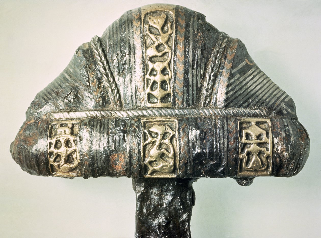 Damgalı dekorasyona (pirinç ve demir) sahip bir kılıç kabzasının detayı by Viking