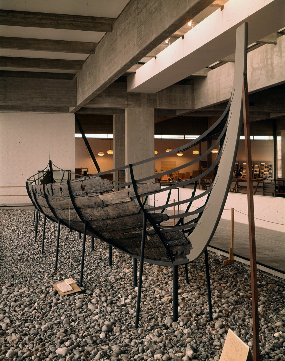 Roskilde fiyordunda bulunan Viking gemisi (drakkar veya Langskip), Danimarka, c.1030 (meşe, çam, dişbudak ve kızılağaç) by Viking