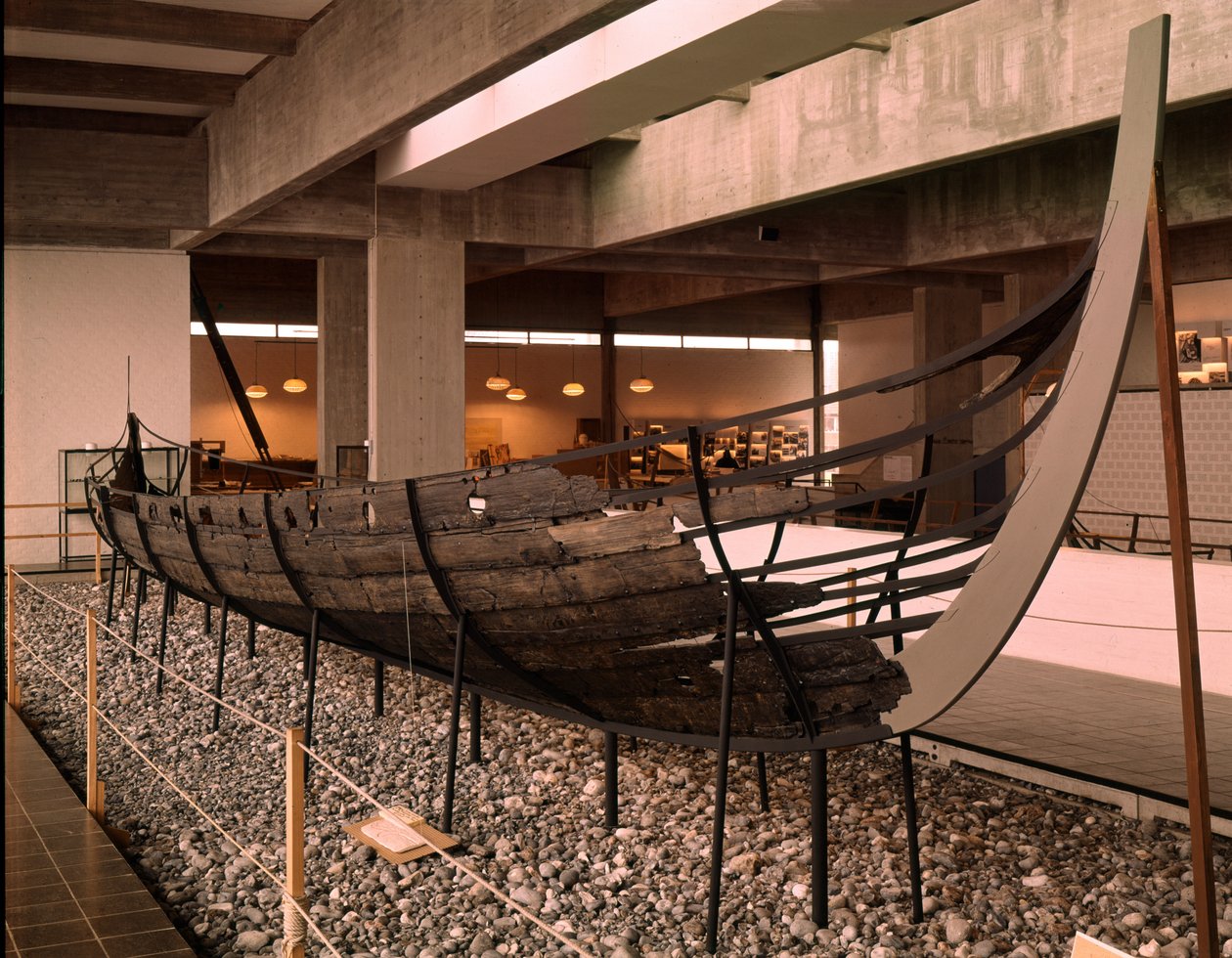 Roskilde fiyordunda bulunan Viking gemisi (drakkar veya Langskip), Danimarka, c.1030 (meşe, çam, dişbudak ve kızılağaç) by Viking