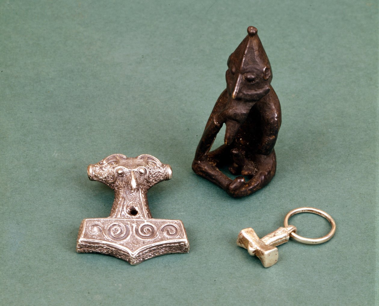 Viking tanrılarının tılsımları: ön planda tanrı Thor