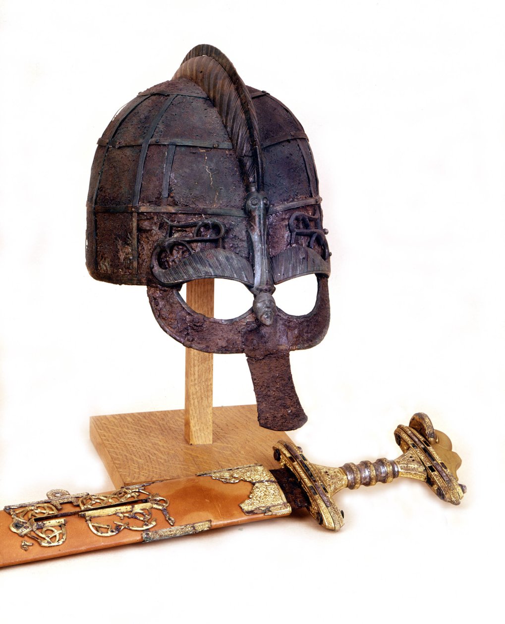 Viking miğferi ve kılıcı. Statens Sjohistoriska, Stockholm. by Viking Viking