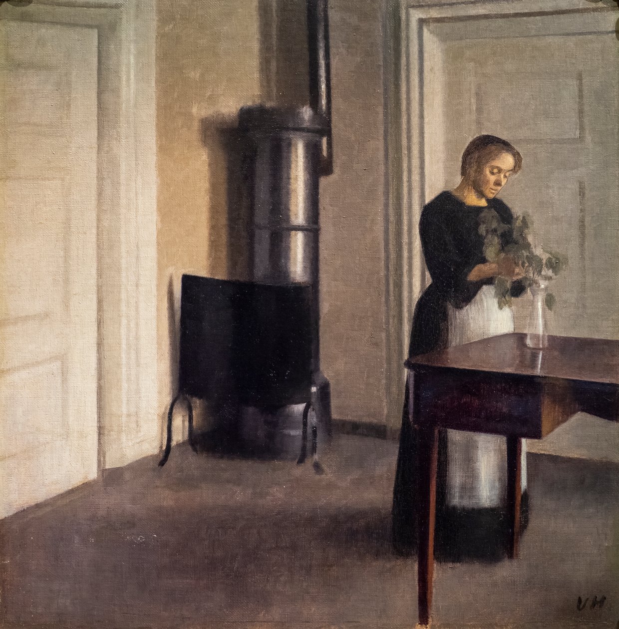 Vazoda çiçek düzenleyen bir kadınla iç mekan by Vilhelm Hammershoi