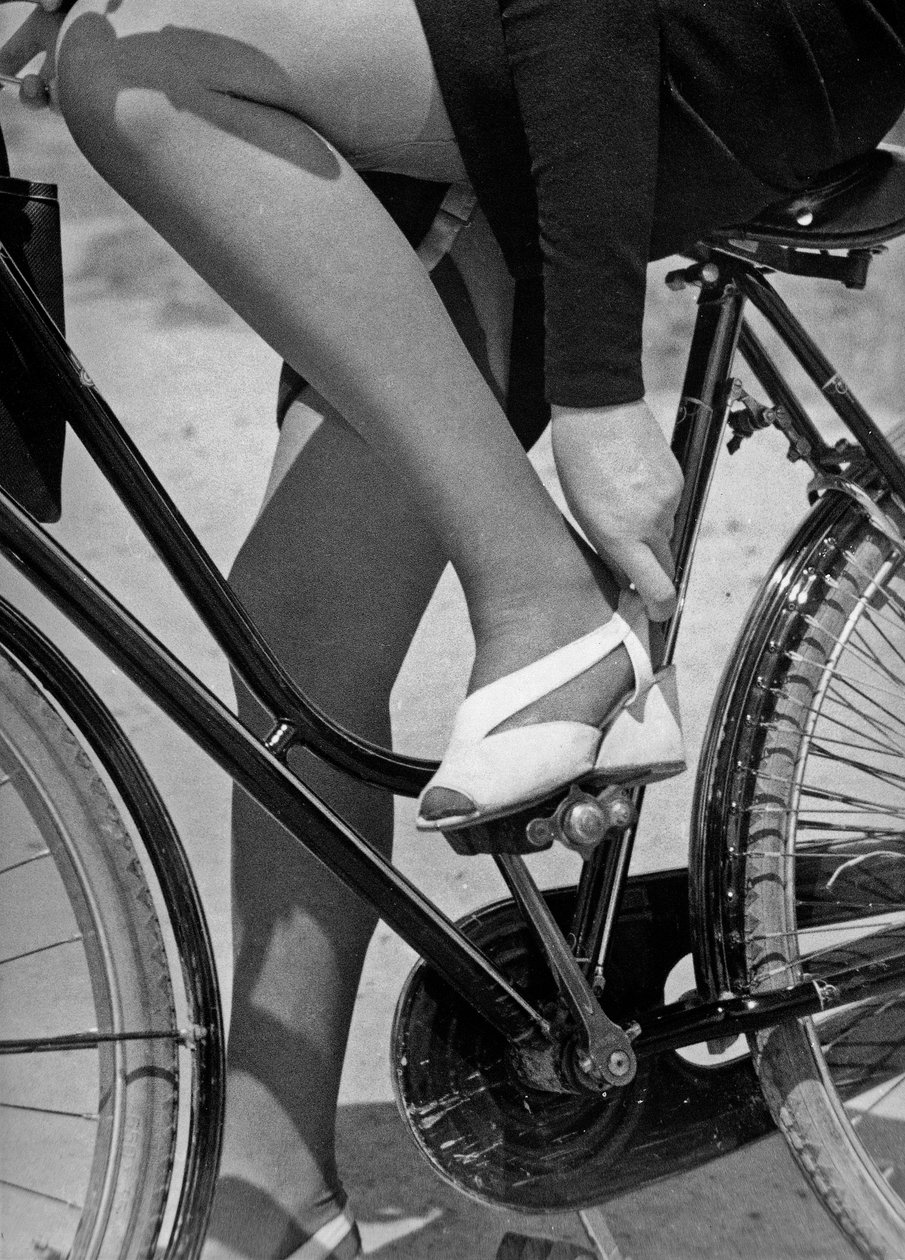 Bisiklet Üzerinde, c.1960 (b/w fotoğraf) by Vincenzo Balocchi