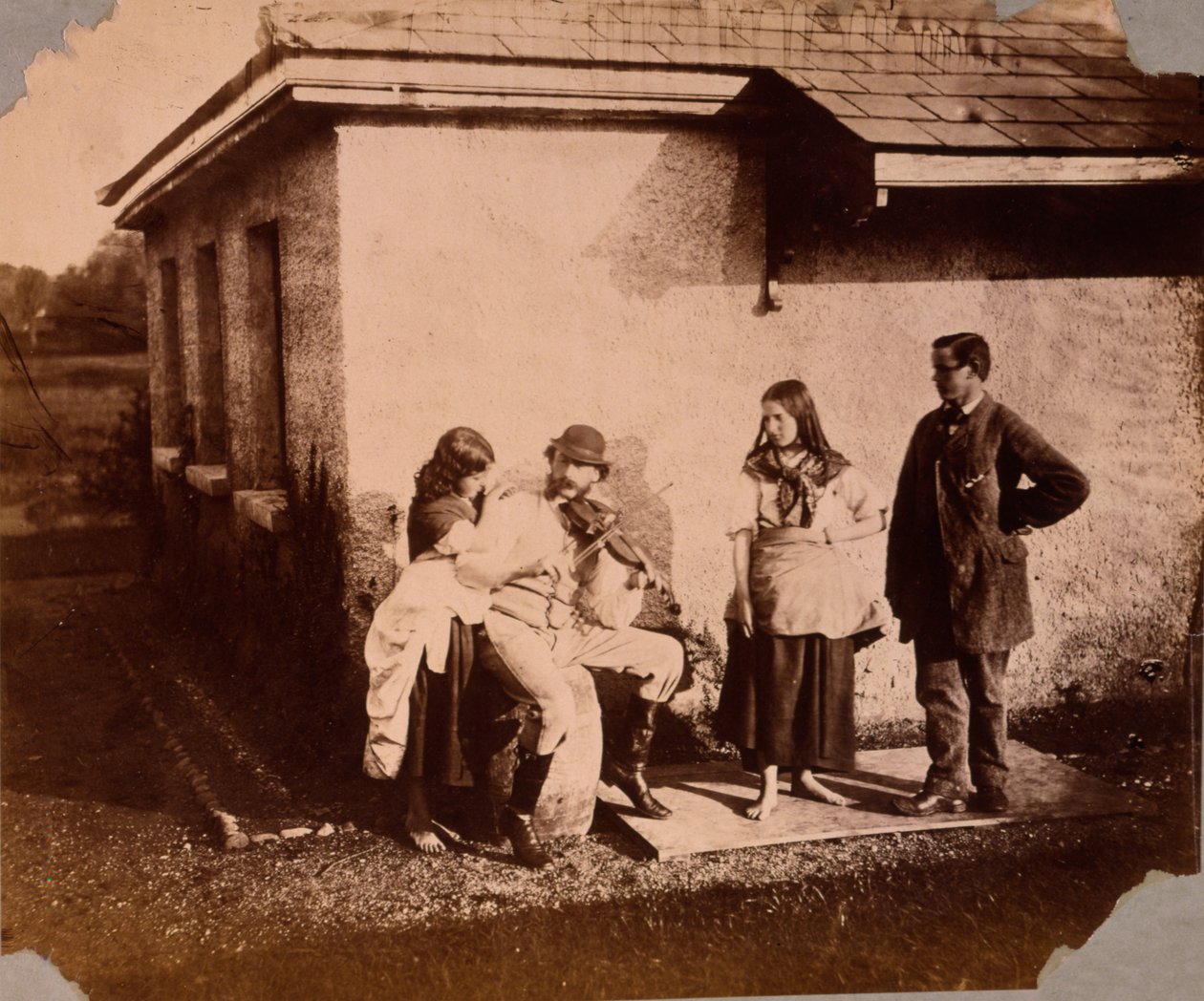 Çocuklar keman çalan bir adamı dinler, c.1859-61 by Viscountess Hawarden