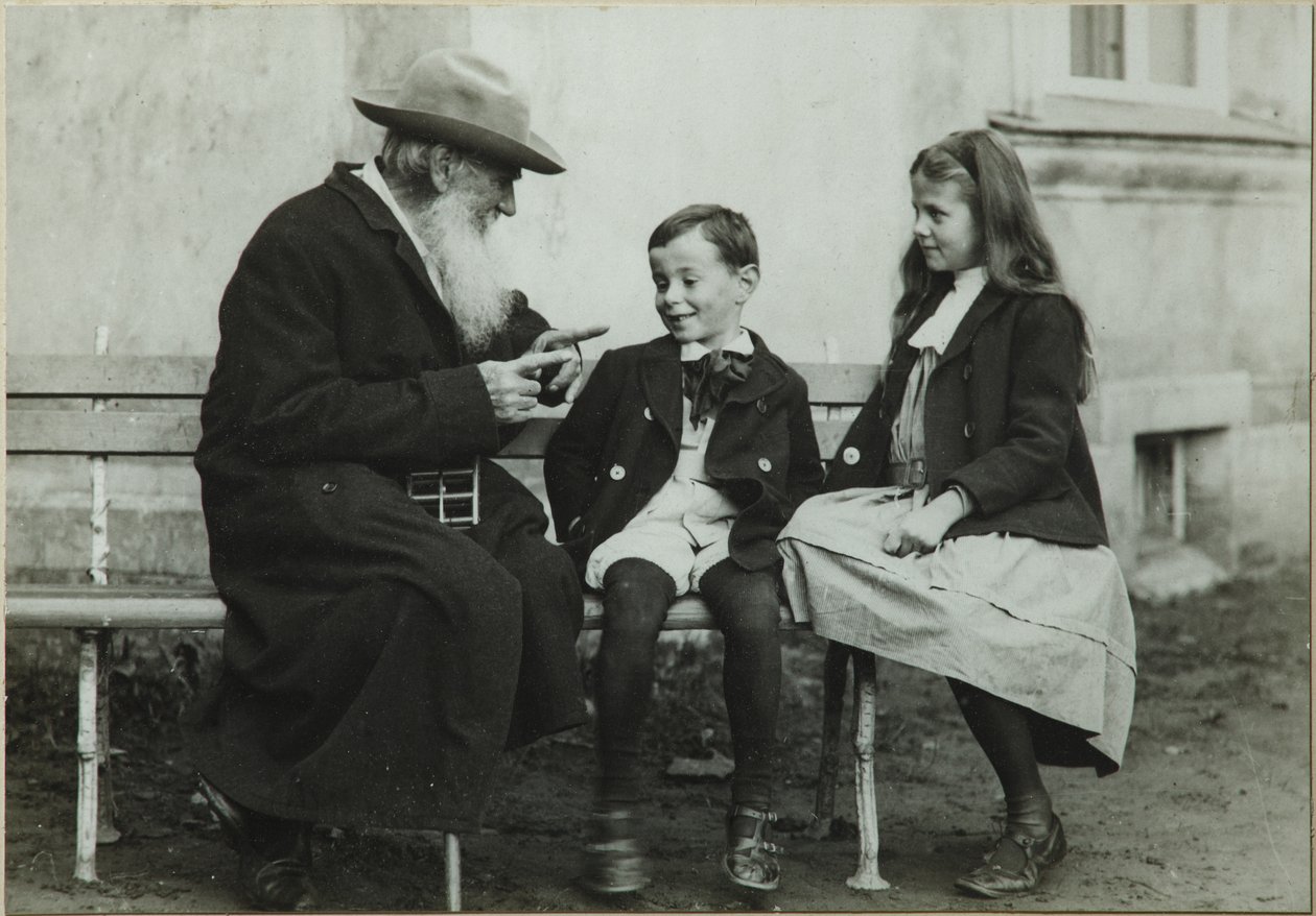 Leo Tolstoy, torunları Leo ve Sofya ile birlikte, 1909 by Vladimir Grigorievich Chertkov