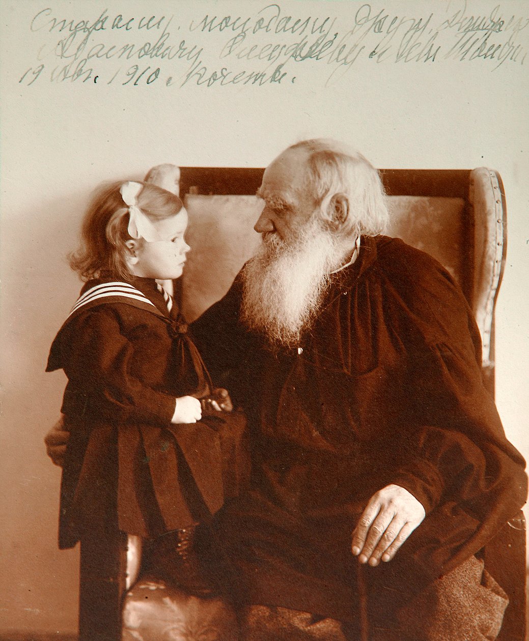 Rus yazar Leo Tolstoy, torunu Tatiana ile birlikte, Yasnaya Polyana, Rusya, c1910. by Vladimir Grigorievich Chertkov