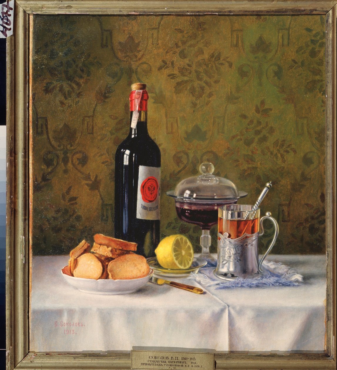 Bir bardak çay. Natürmort. (Beyaz bir masa örtüsü üzerinde, peksimet, yarım limon, reçel için bir kap ve bir şişe şarap). Vladimir Pavlovich Sokolov