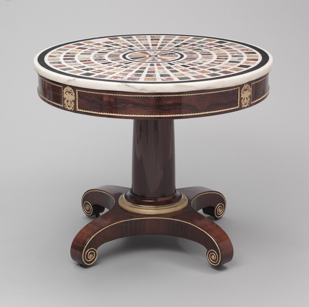 Numune mermer tablalı Neo-Klasik Masa (ormolu montajlı gül ağacı, pirinç pervaz ve mermer tabla) by Voss Voss