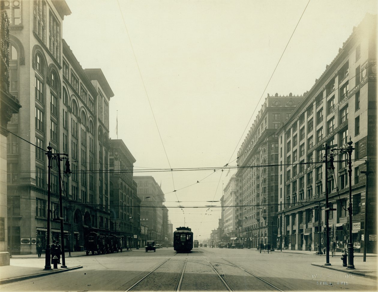 Twelfth Street ve Washington Avenue güneye bakıyor. by W.C. Persons