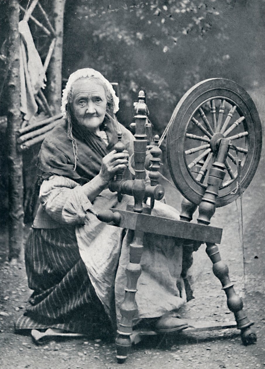 Çıkrık başında yaşlı bir İrlandalı kadın, 1912 by W. Lawrence