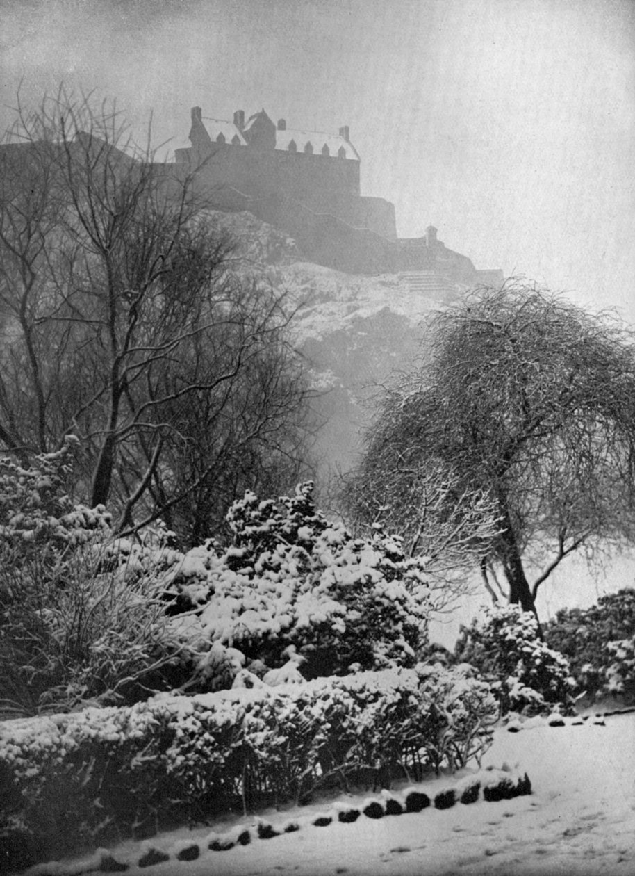 Karda Edinburgh Kalesi, Princes Street Gardens, İskoçya, 1924-1926. by W. Reid