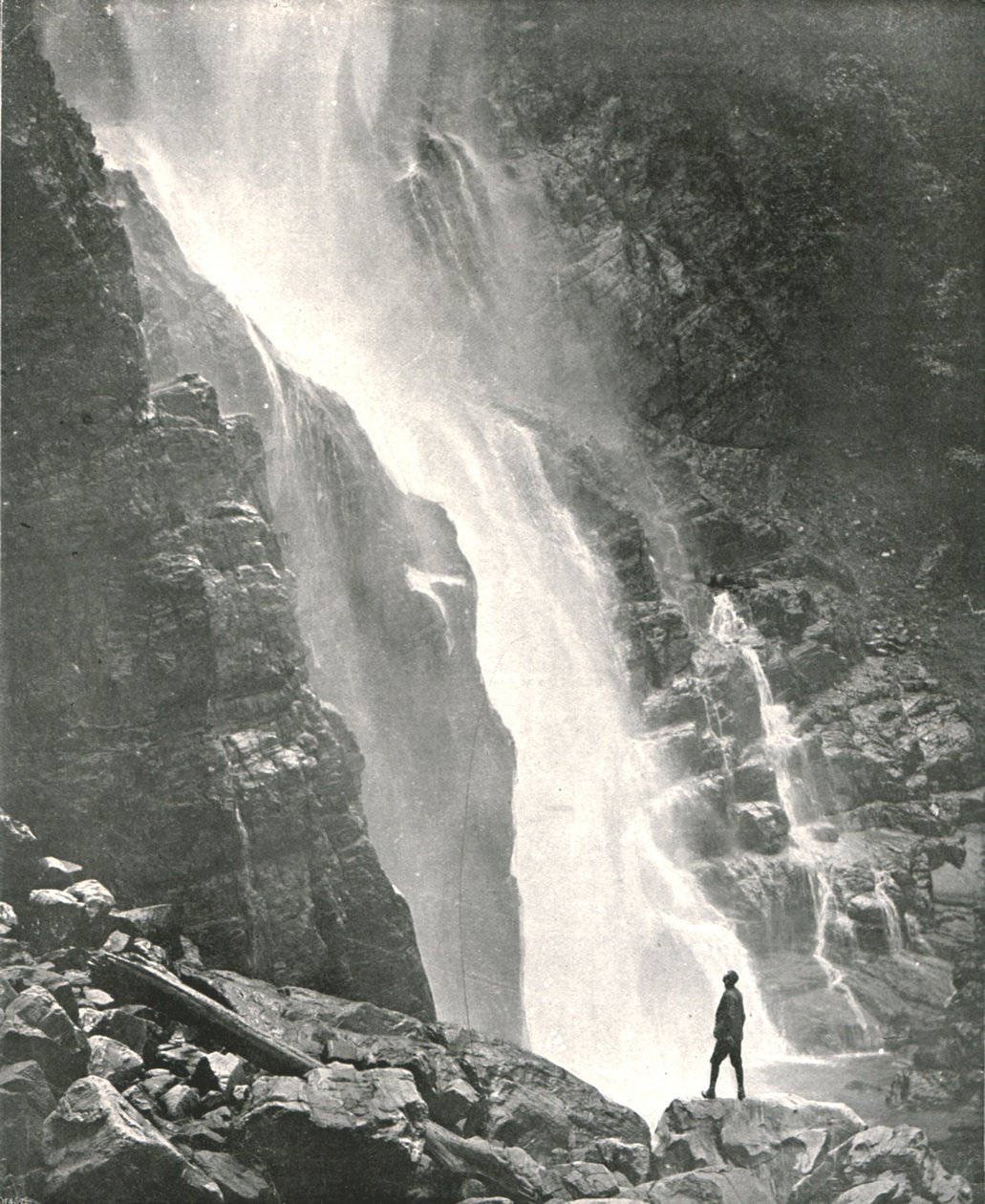 Tepe bölgesinde bir şelale, Dehra Dun, Hindistan, 1895. by W and S Ltd