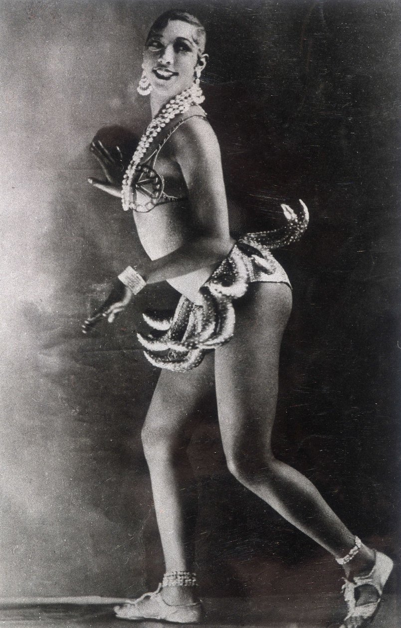 Josephine Baker muz kemeriyle giyinmiş. Lucien Walery