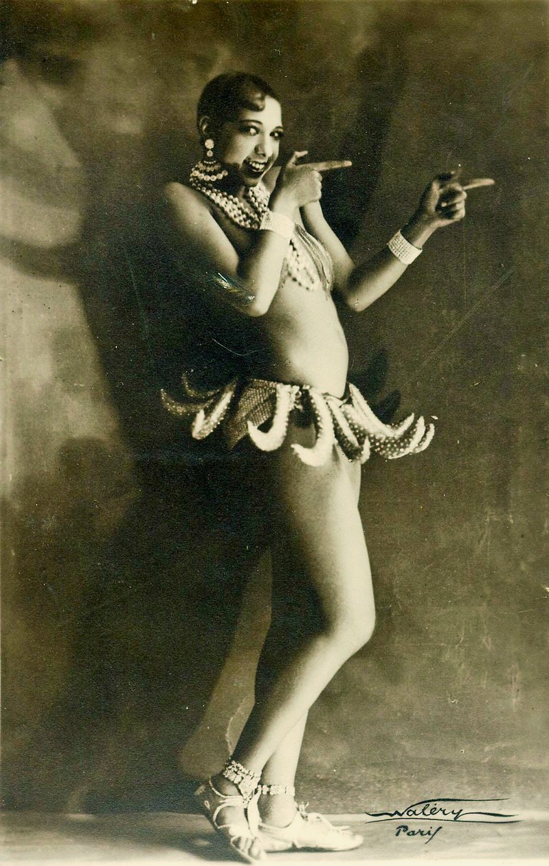 Josephine Baker ünlü Muz kostümünü giyiyor, 1927 dolayları (s/b fotoğraf) by Walery