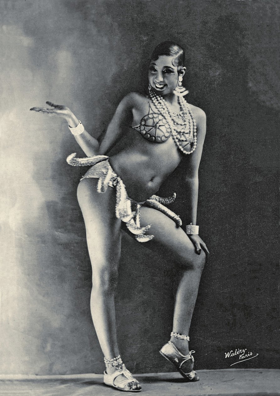 Josephine Baker ünlü Muz kostümünü giyiyor, 1927 dolayları (s/b fotoğraf) by Walery