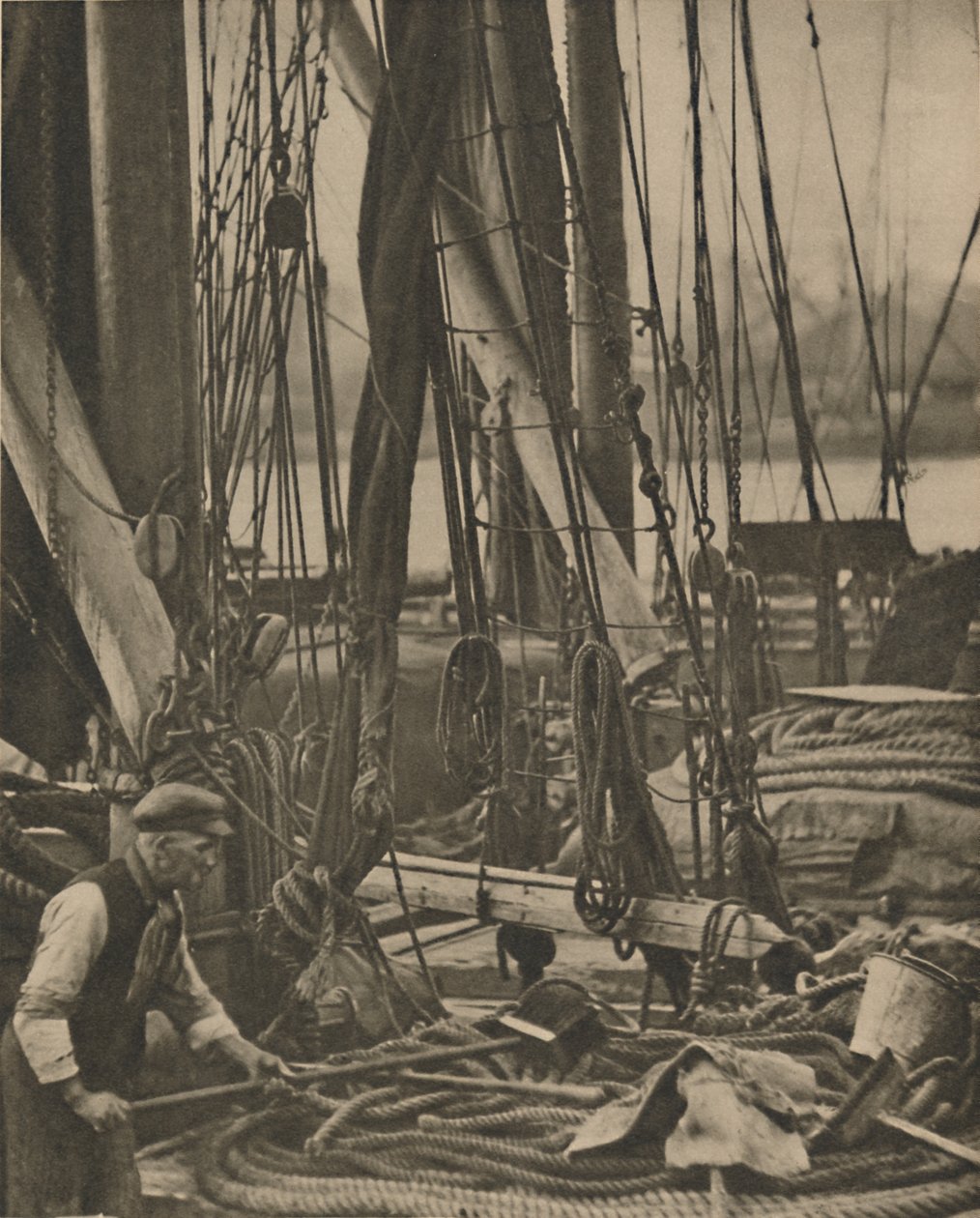 Bir Thames mavnasında direğin dibinde, c1935. by Walter Benington