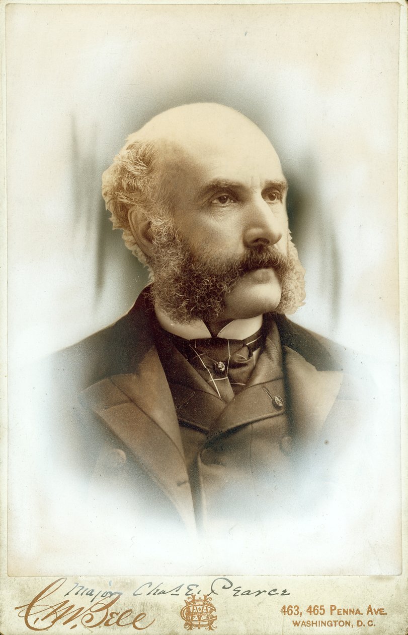 Takım elbise, yelek ve kravat takan Charles E. Pearce