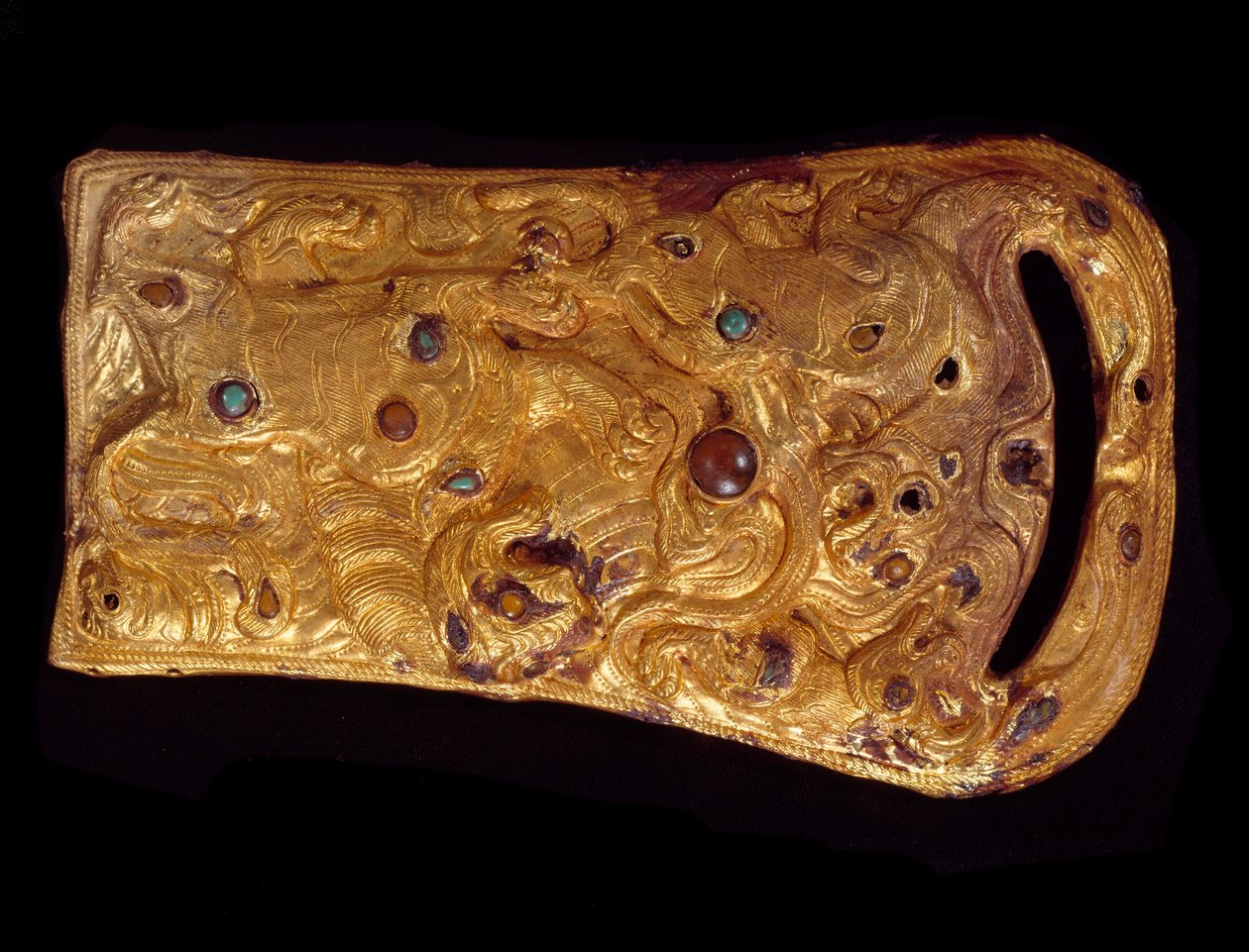 Çin sanatı: değerli taşlarla işlenmiş altın kemer tokası. Batı Han Hanedanlığı (MÖ 206-25 MS). Paris, Cernuschi Müzesi by Western Han Dynasty Chinese School
