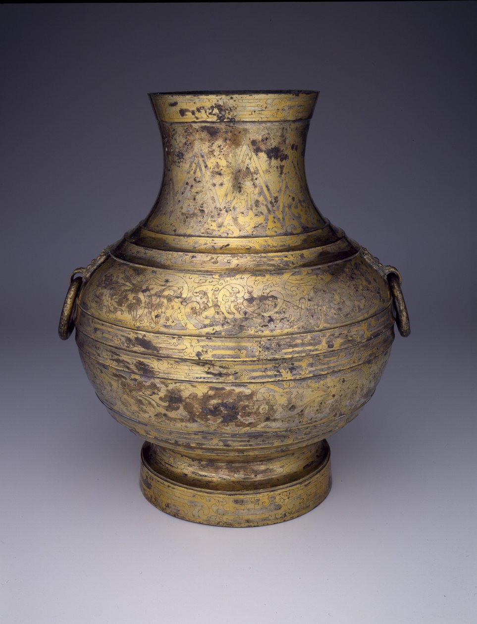 İç içe Ejderhalar ve Stilize Bulutlar ile Depolama Gemisi (Hu veya Zhong) (çizilmiş dekorasyon ve altın ve gümüş amalgamlarla bronz) by Western Han Dynasty Chinese School