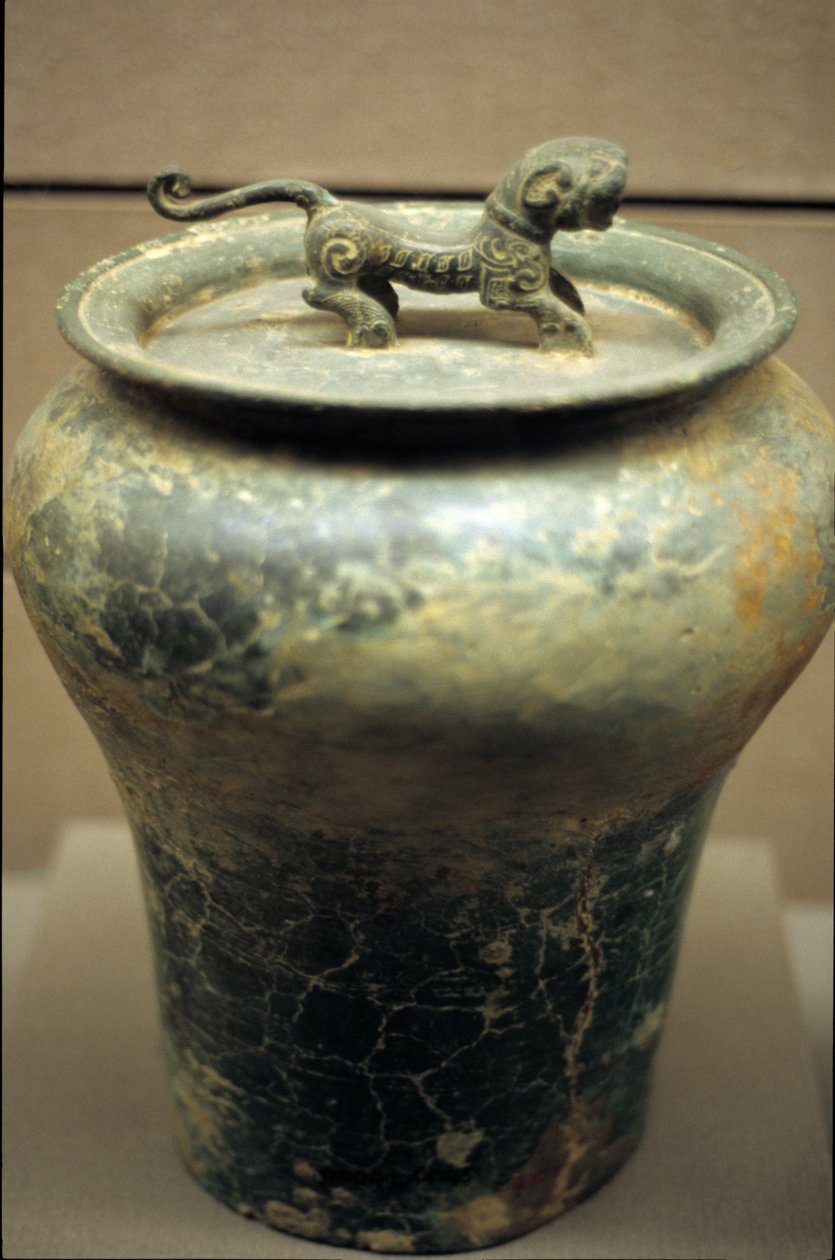 Üzerinde bir kaplan bulunan kavanoz şeklinde şarap vazosu by Western Zhou Dynasty Chinese School