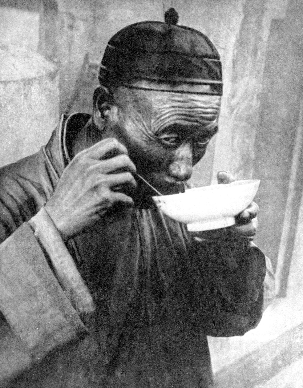 Yemek yiyen bir adam, Mukden Shenyang, Çin, 1936. by Wide World Photos