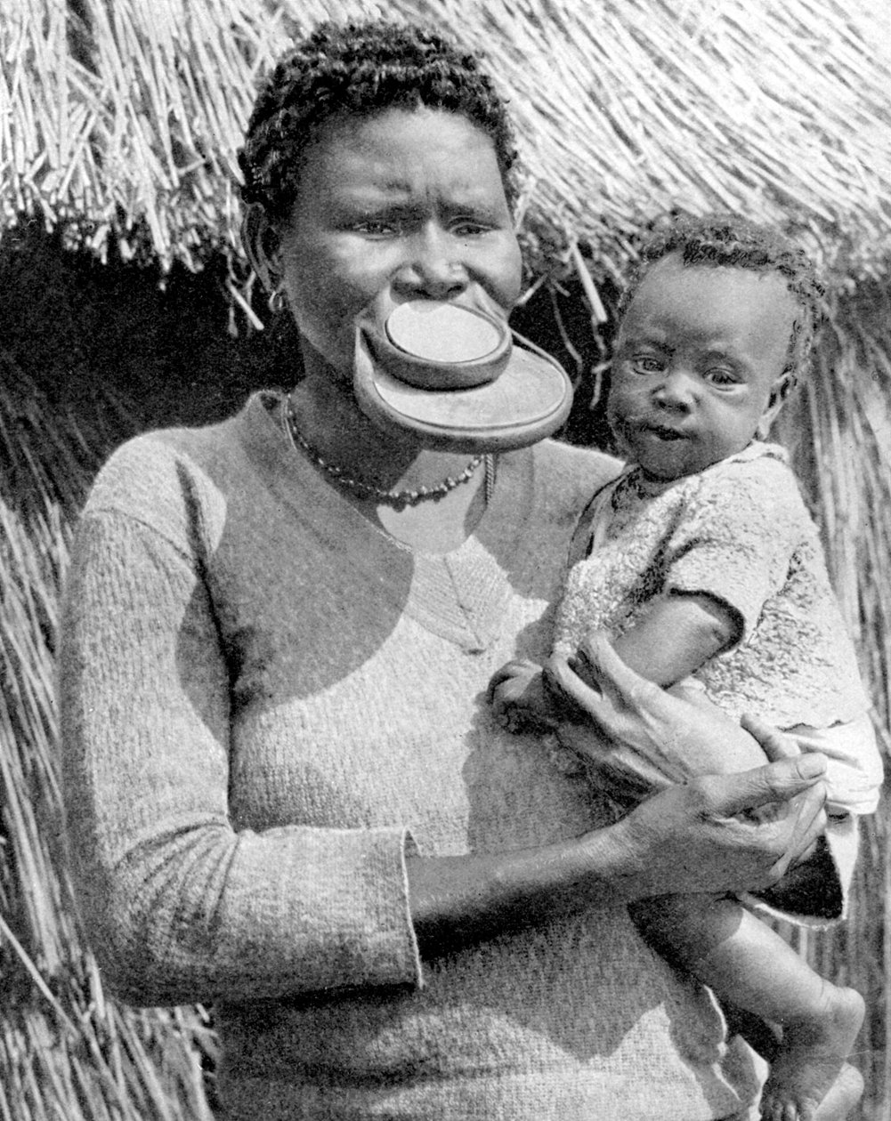 Sara-Kaba kabilesinden bir kadın, Kongo Cumhuriyeti, Afrika, 1936. by Wide World Photos