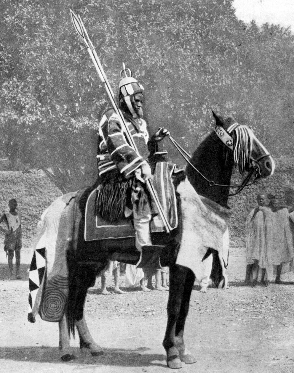Antik zırhlı kraliyet koruması, kuzey Nijerya, 1936. by Wide World Photos