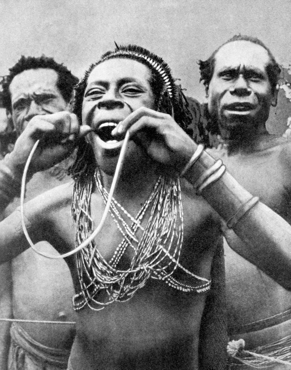 Bir tören ritüelinde baston yutma, Yeni Gine, 1936. by Wide World Photos