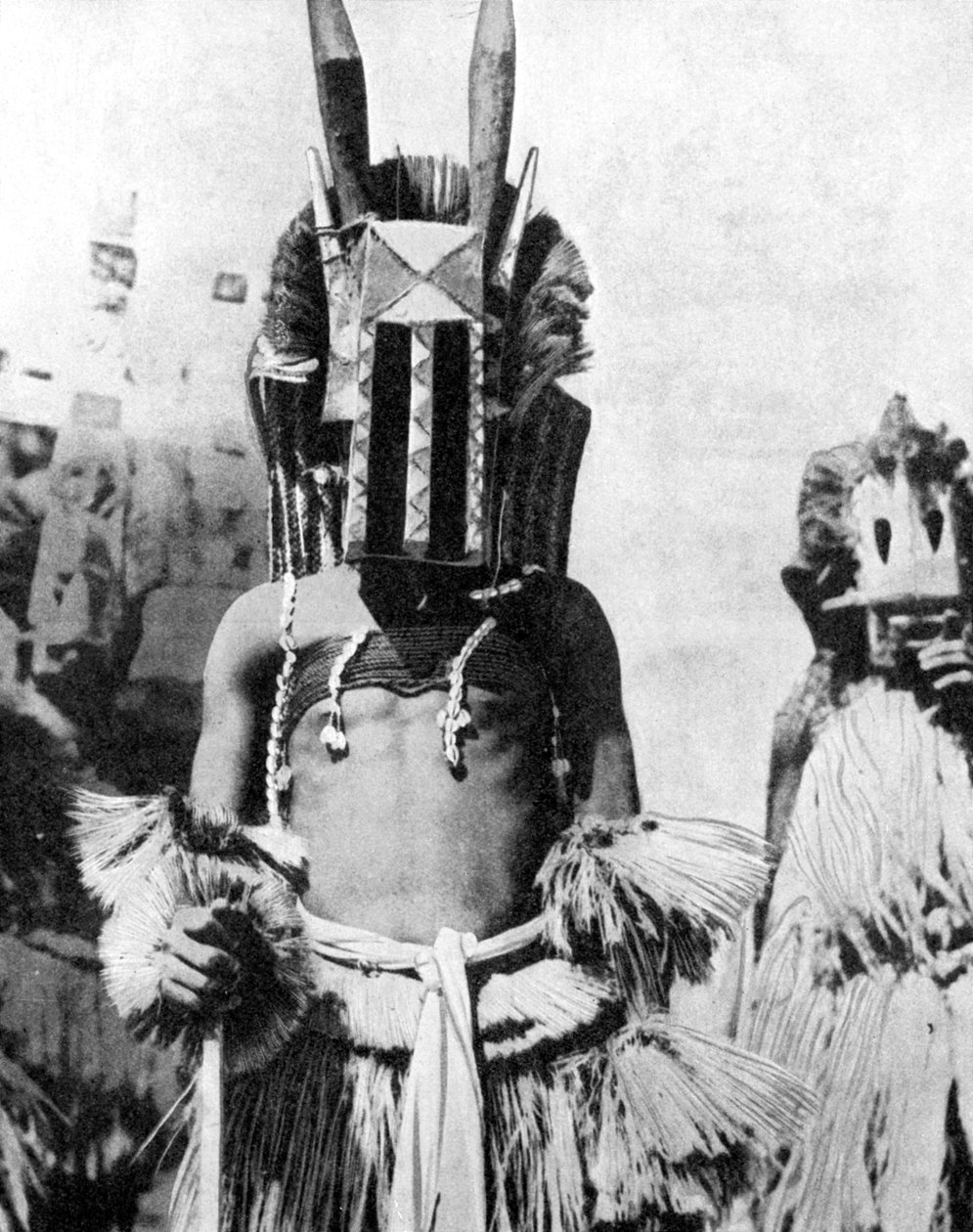 Yayla halkının vizörlü maskesi, Afrika, 1936. by Wide World Photos
