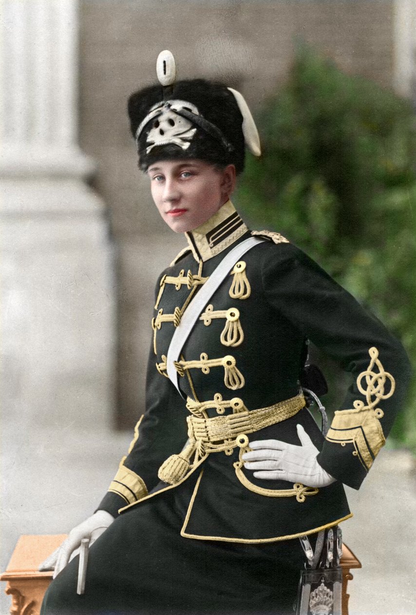 Prusya Viktoria Luise bir kurukafa ve boyun hafif süvari eri üniforması içinde by Wilhelm Niederastroth
