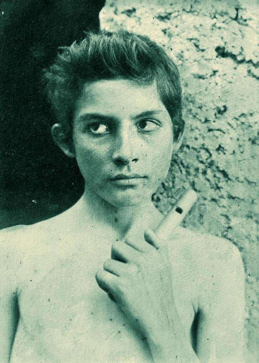 Flüt tutan Sicilyalı bir çocuğun portresi, c. 1899 by Baron Wilhelm von Gloeden