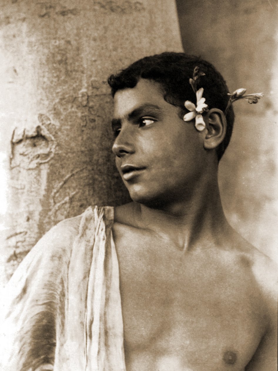 Saçında çiçekler olan bir çocuğun incelenmesi, Napoli, c.1899 (sepya fotoğrafı) by Baron Wilhelm von Gloeden