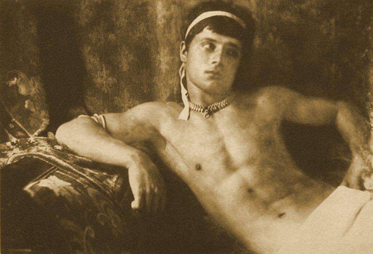 Takı takan uzanmış bir çocuğun incelenmesi. c.1899 (sepya fotoğraf) by Baron Wilhelm von Gloeden