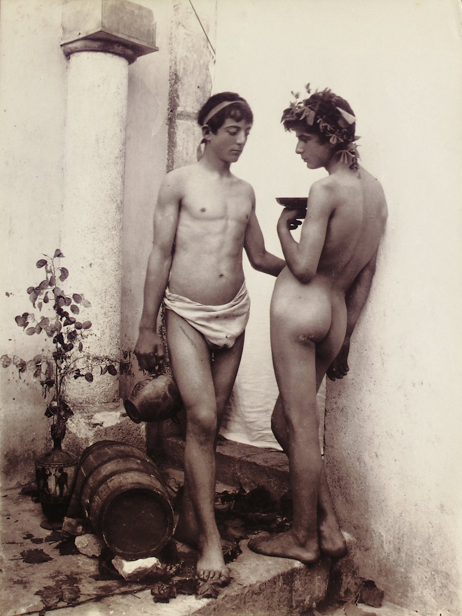 Klasik poz içinde iki genç adam by Baron Wilhelm von Gloeden