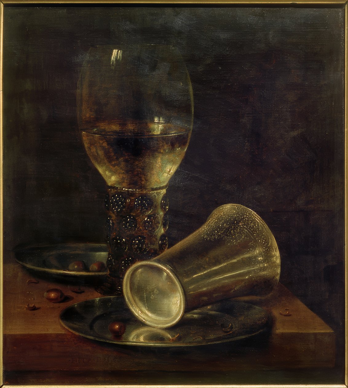 Devrilmiş bir içki bardağı ile natürmort by Willem Claesz. Heda