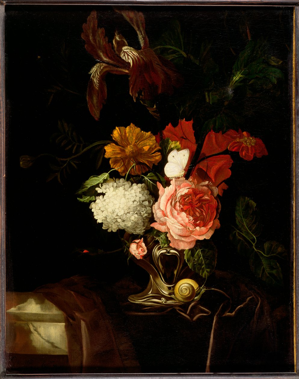 Auricular Gümüş Vazoda Gül, İris, Leylak ve Diğer Çiçekler, Drapeli Çıkıntıda Salyangoz ve Kelebek ile by Willem van Aelst
