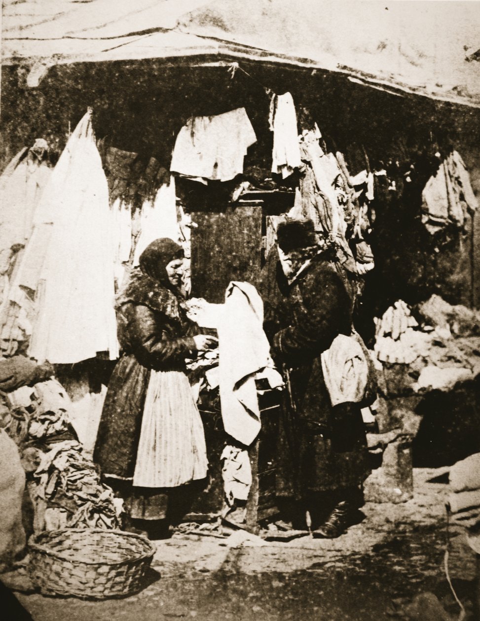 Bir pazar tezgahı, St. Petersburg, 1868 dolayları (sepya fotoğrafı) by William Andreevich Carrick