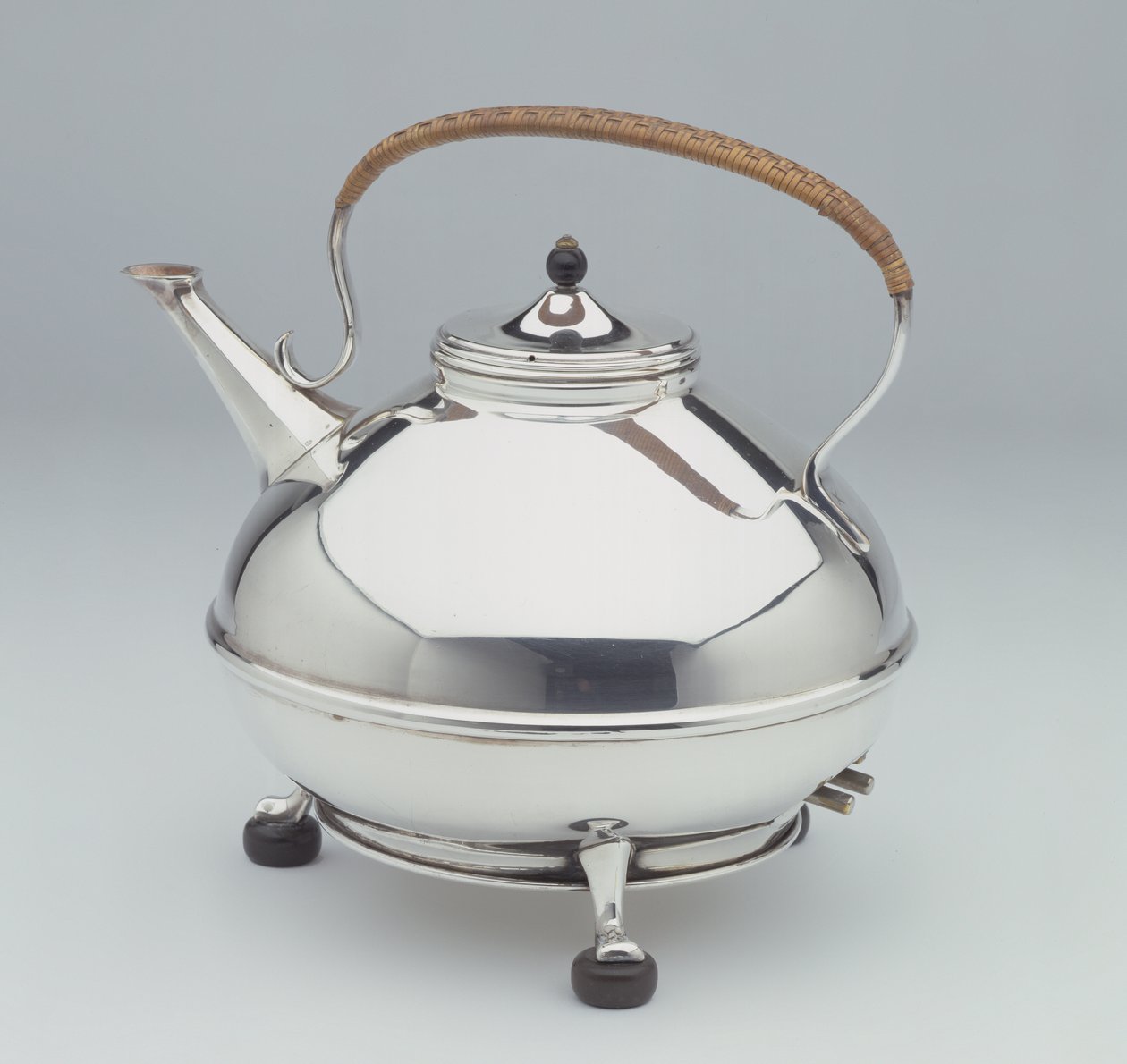 Elektrikli su ısıtıcısı, c.1905 (ebonize ayaklı, topuzlu ve rattan saplı gümüş levha) by William Arthur Smith Benson