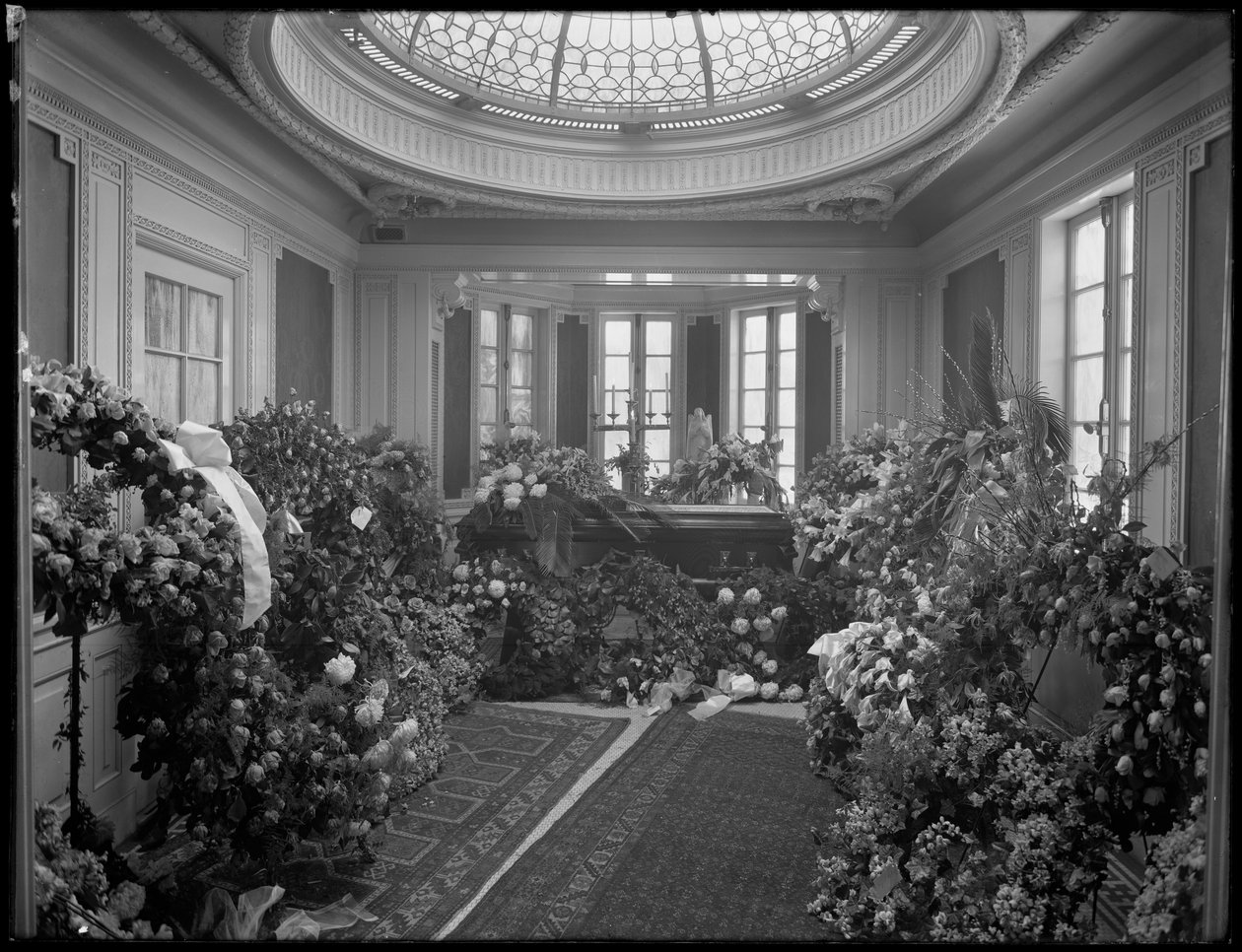Tabut ve çiçeklerle kimliği belirsiz cenaze şapeli, Octavio Davis için dekore edilmiş, muhtemelen James E. McLarney, undetaker, 874 Lexington Avenue, New York City, 10 Aralık 1915 by William Davis Hassler