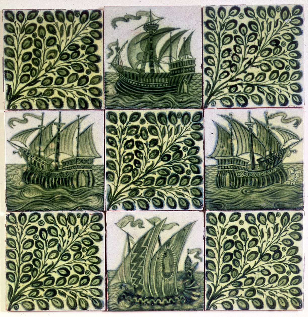 Gemileri ve zeytin dallarını betimleyen dokuz çini (seramik) by William de Morgan