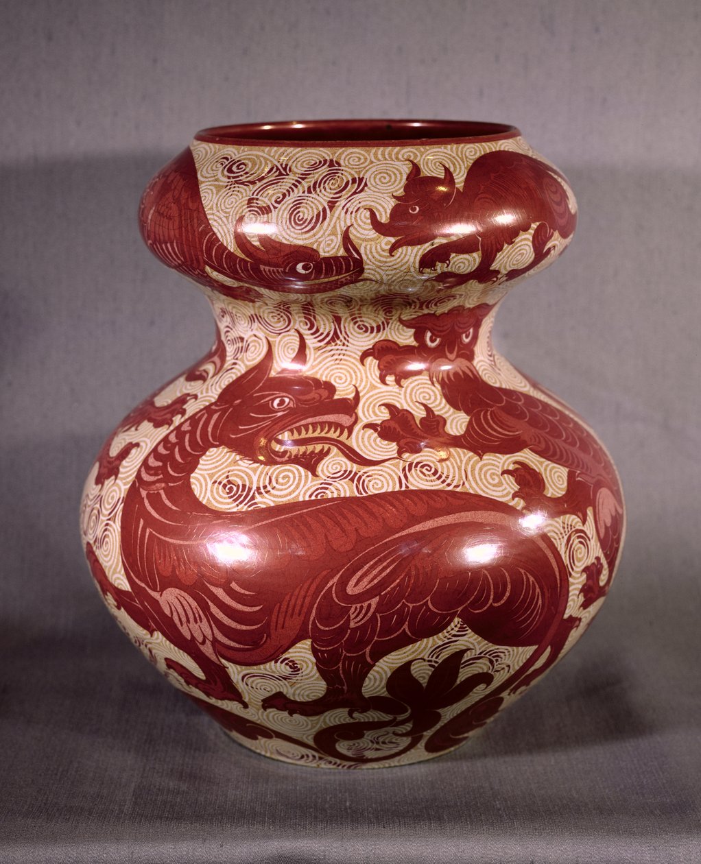 Krem renkli çanak çömlek üzerine yakut kırmızısı parlaklıkta ejderha tasarımıyla süslenmiş vazo, 19. yüzyıl sonu (lüstreware) by William de Morgan