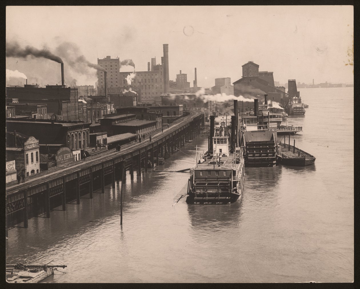 1890 sel sırasında Mississippi Riverfront; nehir teknelerinin detayı. by William G. Swekosky