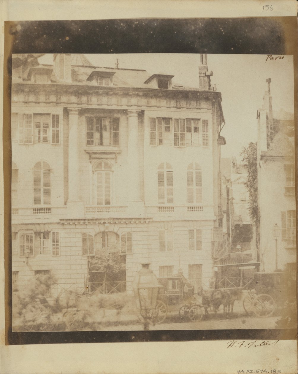 Paris Rezidansından Önce Arabalar. by William Henry Fox Talbot