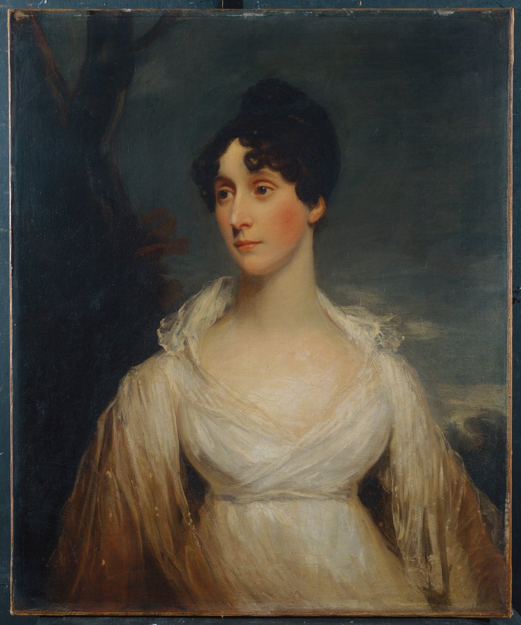 Oturmuş, yarım uzunlukta, beyaz bir elbise giyen bir bayanın portresi by William Beechey