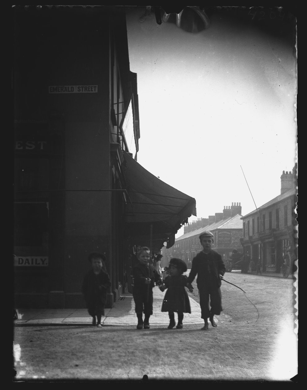 Emerald Street, Cardiff, 1890'lar veya 1900'ler. by William Booth