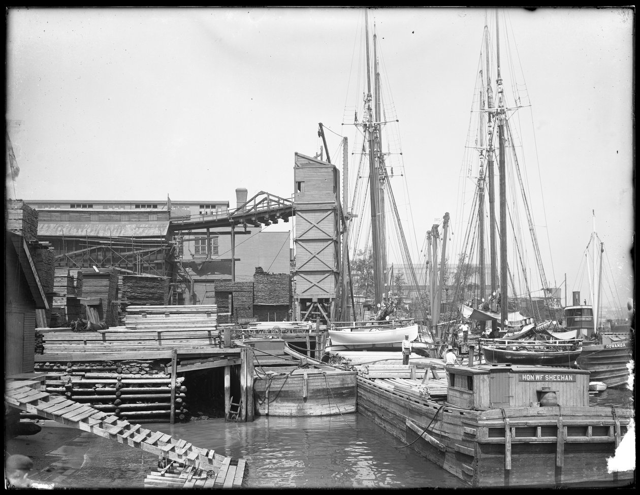 Tanımlanamayan sahildeki rıhtımlar ve tekneler, muhtemelen Harlem Nehri, Inwood, New York, 1910 dolayları by William Davis Hassler